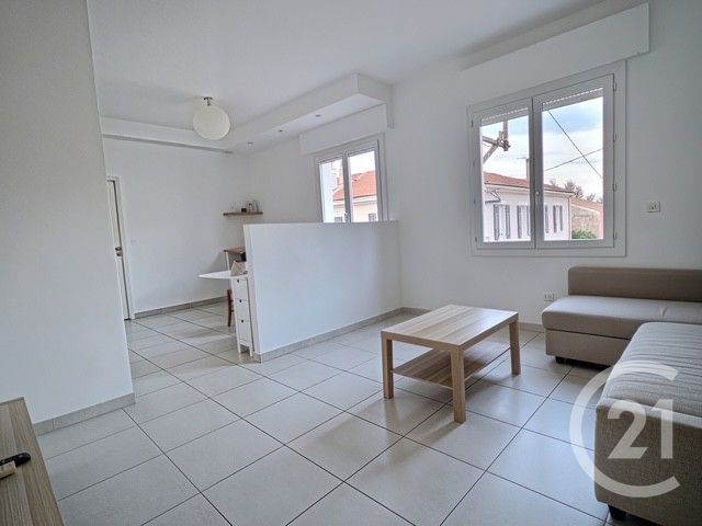 Appartement F2 &agrave; louer - 2 pi&egrave;ces - 40,50 m2 - La Londe Les Maures - 83 - PROVENCE-ALPES-COTE-D-AZUR