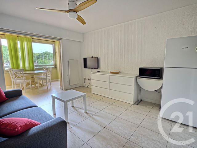 Appartement &agrave; louer - 2 pi&egrave;ces - 34,09 m2 - La Londe Les Maures - 83 - PROVENCE-ALPES-COTE-D-AZUR