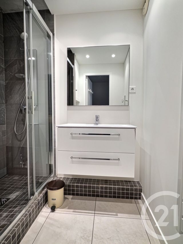 Appartement &agrave; louer - 2 pi&egrave;ces - 34,09 m2 - La Londe Les Maures - 83 - PROVENCE-ALPES-COTE-D-AZUR