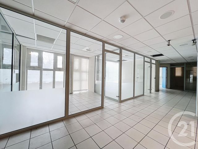 Vendre et proposer à la vente une affaire, des murs ou locaux ...
