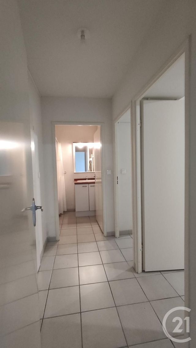 Appartement F3 &agrave; louer - 3 pi&egrave;ces - 58,31 m2 - Saintes - 17 - POITOU-CHARENTES