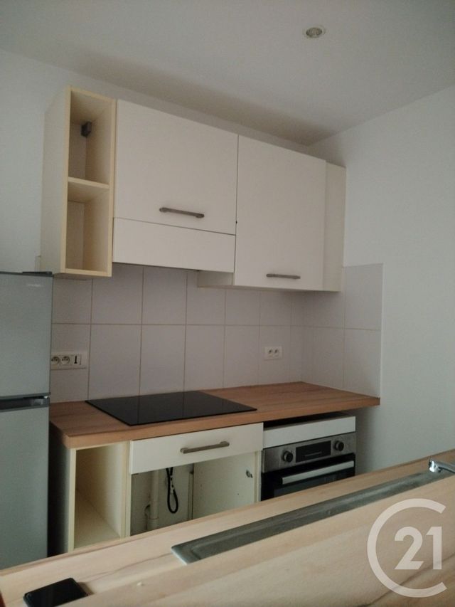 Appartement &agrave; louer - 3 pi&egrave;ces - 73 m2 - Saintes - 17 - POITOU-CHARENTES