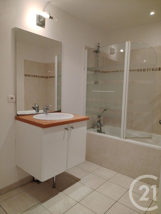 Appartement &agrave; louer - 3 pi&egrave;ces - 73 m2 - Saintes - 17 - POITOU-CHARENTES