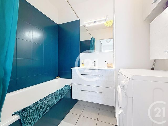 Appartement F2 &agrave; louer - 2 pi&egrave;ces - 54 m2 - Saintes - 17 - POITOU-CHARENTES
