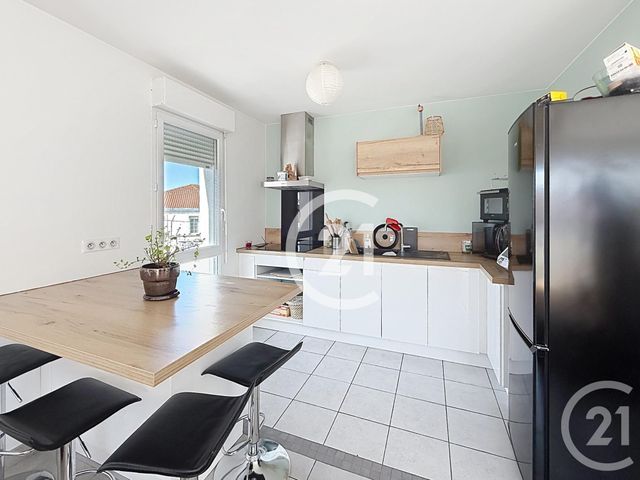 Appartement F2 &agrave; louer - 2 pi&egrave;ces - 54 m2 - Saintes - 17 - POITOU-CHARENTES