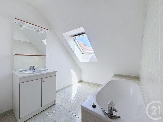 Maison &agrave; louer - 5 pi&egrave;ces - 92,03 m2 - Bobital - 22 - BRETAGNE
