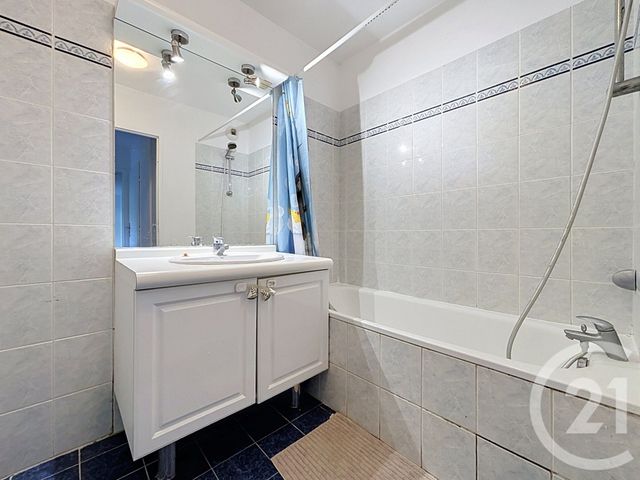 Appartement F3 &agrave; louer - 3 pi&egrave;ces - 64,64 m2 - Marseille - 13009 - PROVENCE-ALPES-COTE-D-AZUR