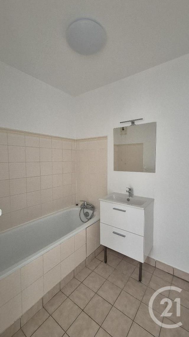Appartement &agrave; louer - 2 pi&egrave;ces - 51,37 m2 - Fontainebleau - 77 - ILE-DE-FRANCE