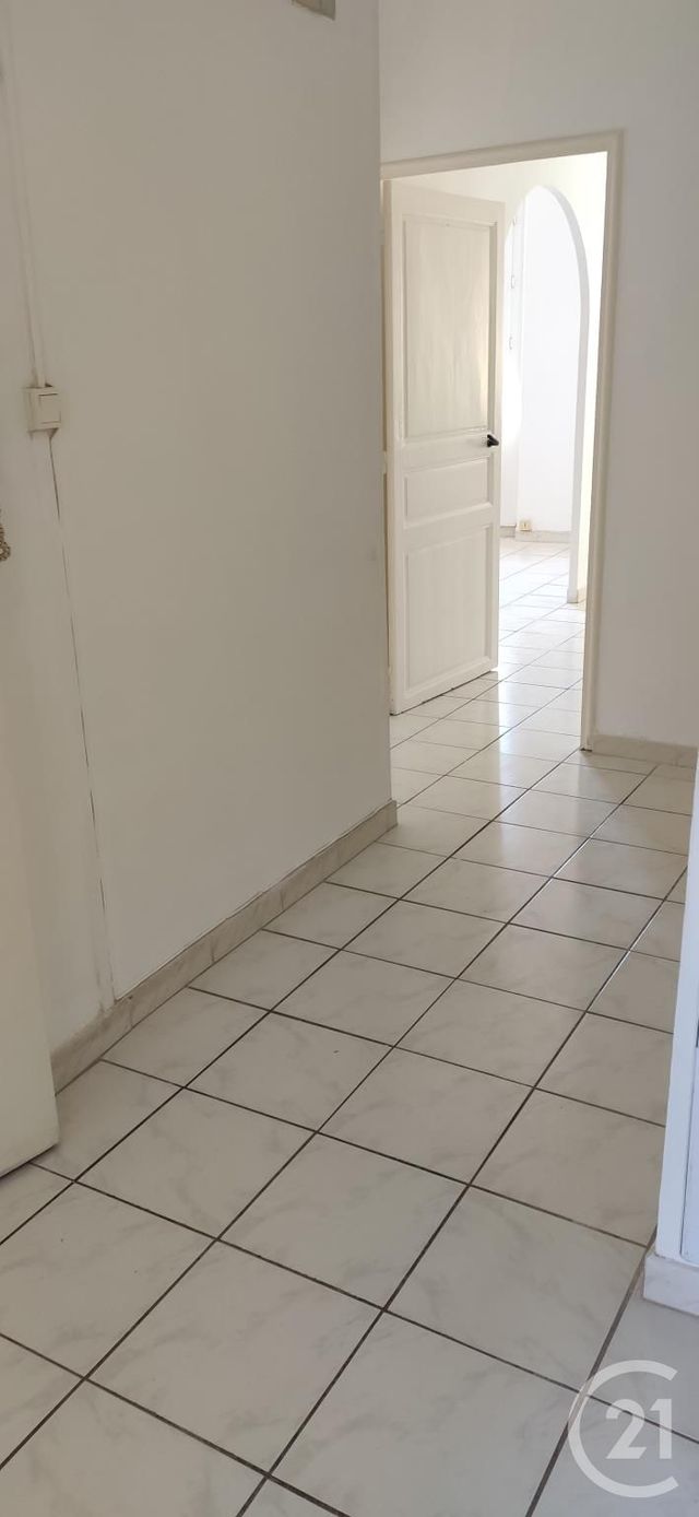 Appartement F3 &agrave; louer - 3 pi&egrave;ces - 65,17 m2 - Trets - 13 - PROVENCE-ALPES-COTE-D-AZUR