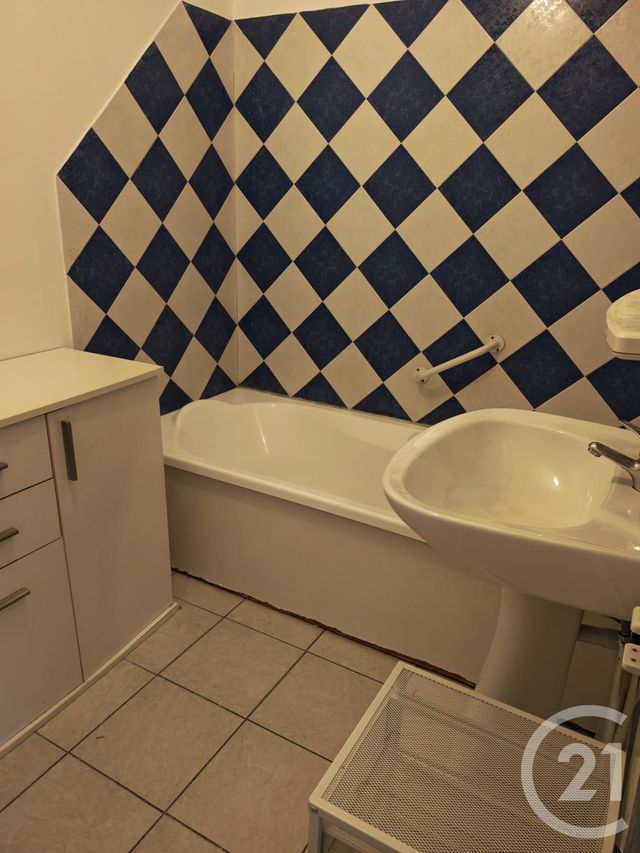 Appartement &agrave; louer - 2 pi&egrave;ces - 46,81 m2 - Trets - 13 - PROVENCE-ALPES-COTE-D-AZUR