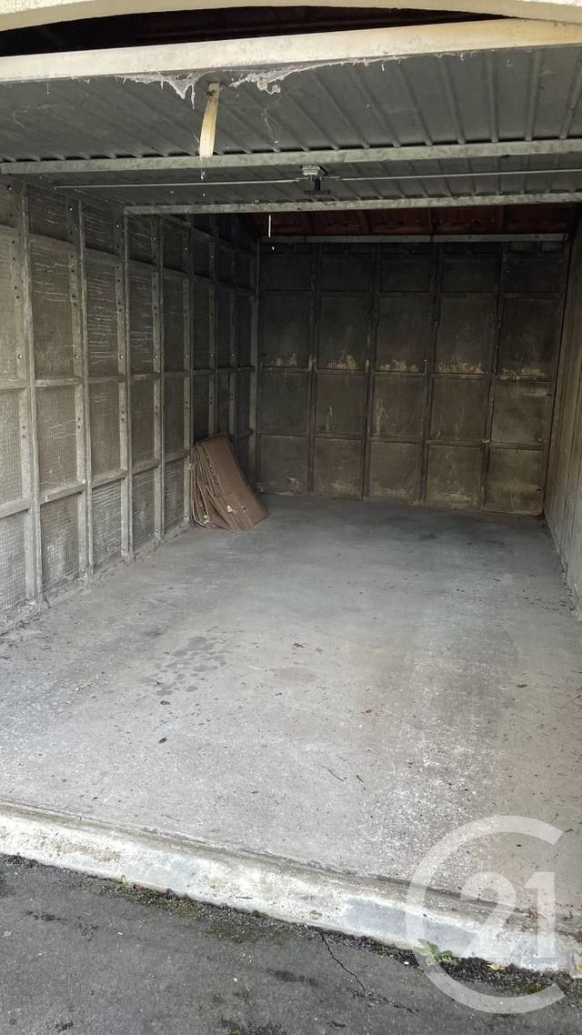 Parking à louer ST PIERRE LES NEMOURS