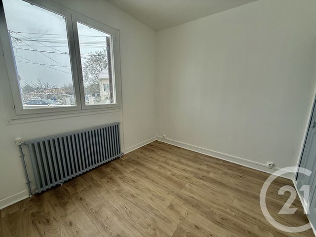 Maison &agrave; louer - 4 pi&egrave;ces - 61,40 m2 - St Pierre Les Nemours - 77 - ILE-DE-FRANCE