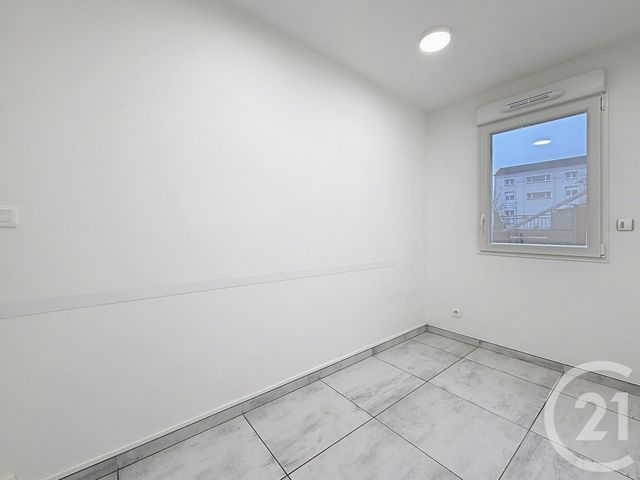 Appartement Local à louer - 3 pièces - 99 m2 - La Chapelle St Luc - 10 - CHAMPAGNE-ARDENNE