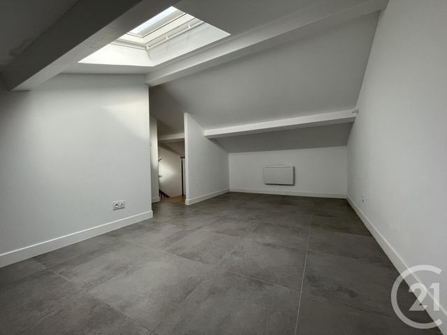 Appartement T2 &agrave; louer - 2 pi&egrave;ces - 42,80 m2 - La Seyne Sur Mer - 83 - PROVENCE-ALPES-COTE-D-AZUR