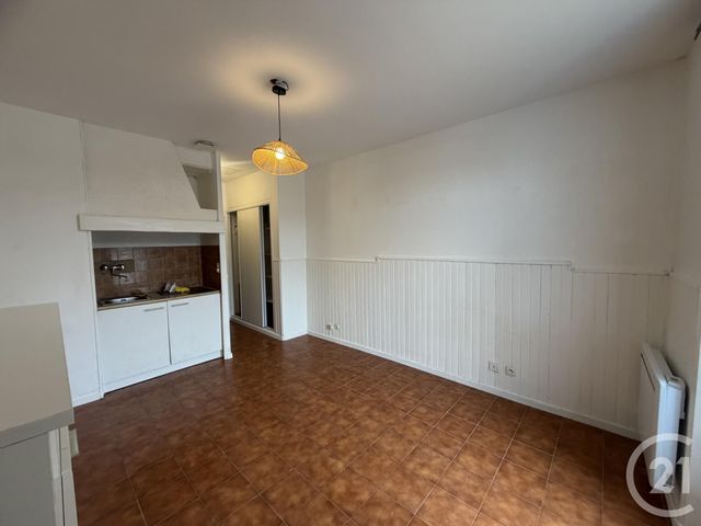 Appartement T2 &agrave; louer - 2 pi&egrave;ces - 28,65 m2 - Six Fours Les Plages - 83 - PROVENCE-ALPES-COTE-D-AZUR