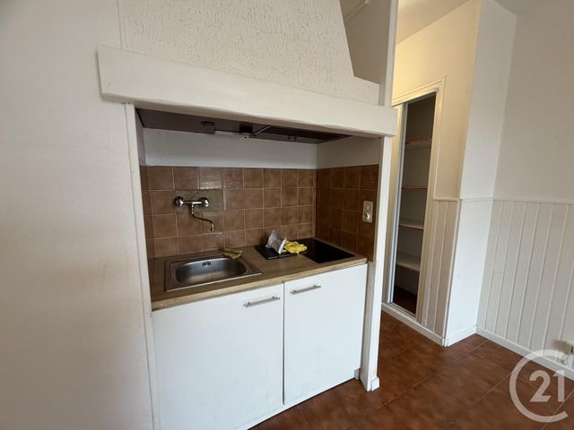 Appartement T2 &agrave; louer - 2 pi&egrave;ces - 28,65 m2 - Six Fours Les Plages - 83 - PROVENCE-ALPES-COTE-D-AZUR