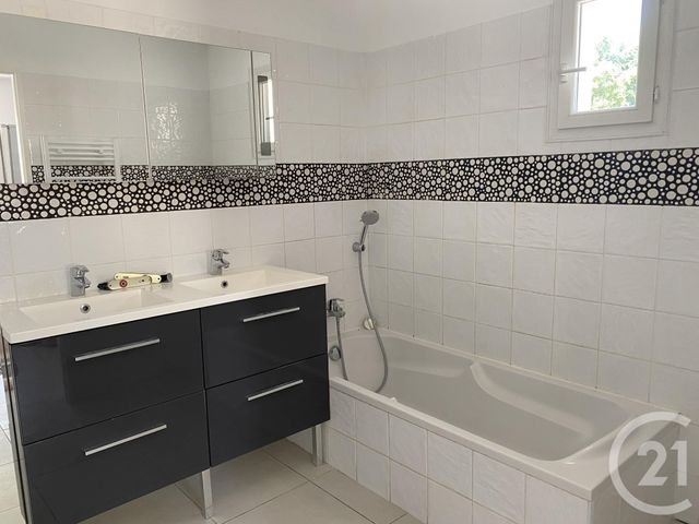 Maison &agrave; louer - 3 pi&egrave;ces - 81 m2 - Ollioules - 83 - PROVENCE-ALPES-COTE-D-AZUR