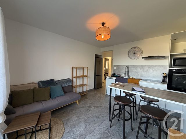 Appartement T2 &agrave; louer - 2 pi&egrave;ces - 26,70 m2 - Six Fours Les Plages - 83 - PROVENCE-ALPES-COTE-D-AZUR