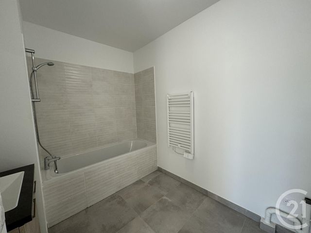 Appartement T3 &agrave; louer - 3 pi&egrave;ces - 62 m2 - La Seyne Sur Mer - 83 - PROVENCE-ALPES-COTE-D-AZUR
