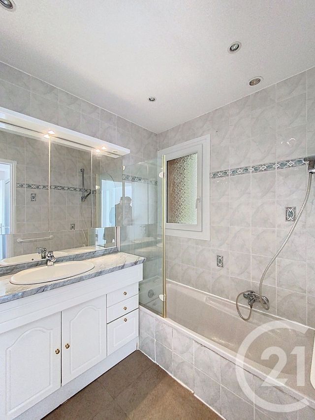 Appartement F3 à louer - 3 pièces - 82 m2 - Le Golfe Juan - 06 - PROVENCE-ALPES-COTE-D-AZUR