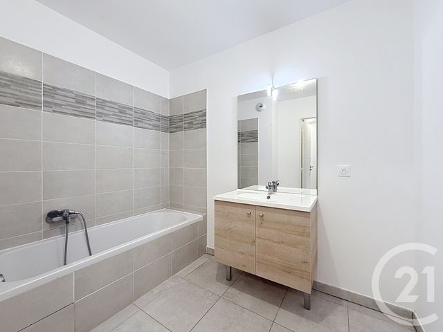 Appartement &agrave; louer - 3 pi&egrave;ces - 65,20 m2 - Roquefort Les Pins - 06 - PROVENCE-ALPES-COTE-D-AZUR