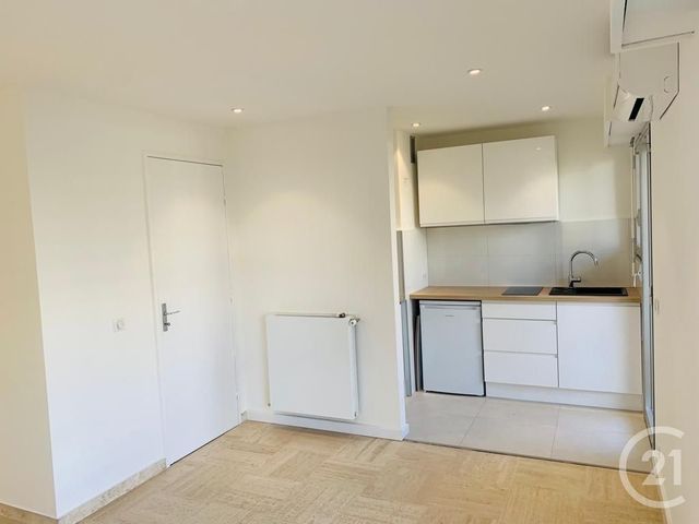 Appartement T1 &agrave; louer - 1 pi&egrave;ce - 25,61 m2 - Cannes - 06 - PROVENCE-ALPES-COTE-D-AZUR