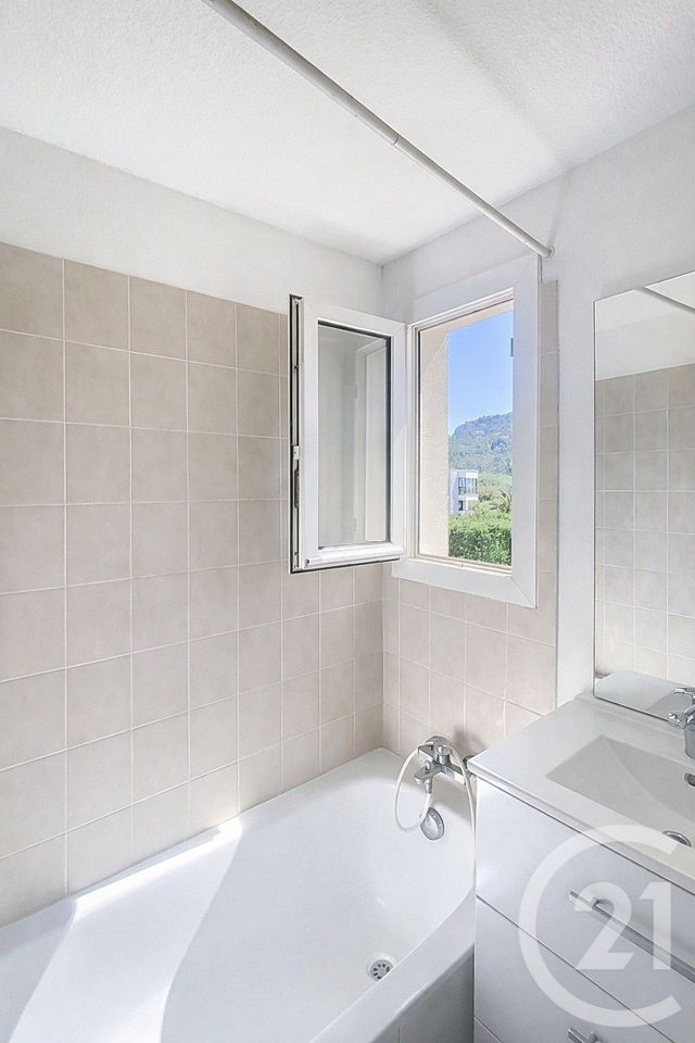 Appartement F3 &agrave; louer - 3 pi&egrave;ces - 39,98 m2 - Mandelieu La Napoule - 06 - PROVENCE-ALPES-COTE-D-AZUR