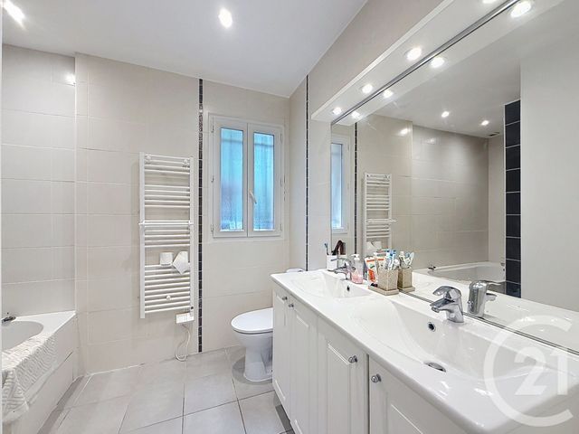Maison &agrave; louer - 7 pi&egrave;ces - 169,39 m2 - Roquefort Les Pins - 06 - PROVENCE-ALPES-COTE-D-AZUR