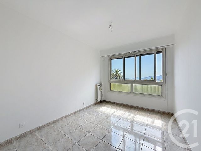 Appartement F4 &agrave; louer - 4 pi&egrave;ces - 77,44 m2 - Grasse - 06 - PROVENCE-ALPES-COTE-D-AZUR