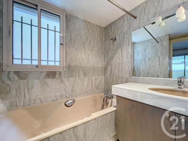 Appartement F3 &agrave; louer - 3 pi&egrave;ces - 100,35 m2 - Le Cannet - 06 - PROVENCE-ALPES-COTE-D-AZUR