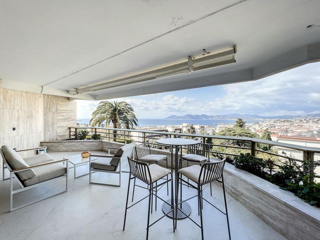 Appartement F4 à vendre - 4 pièces - 90 m2 - Cannes - 06 - PROVENCE-ALPES-COTE-D-AZUR