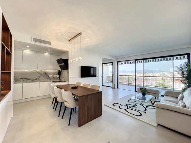 Appartement F4 à vendre - 4 pièces - 93,78 m2 - Cannes - 06 - PROVENCE-ALPES-COTE-D-AZUR