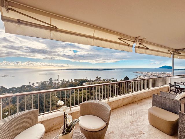Appartement F3 à vendre - 3 pièces - 92 m2 - Cannes - 06 - PROVENCE-ALPES-COTE-D-AZUR