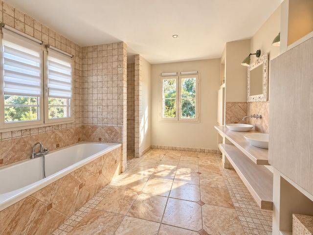 Maison &agrave; louer - 6 pi&egrave;ces - 175,10 m2 - Roquefort Les Pins - 06 - PROVENCE-ALPES-COTE-D-AZUR
