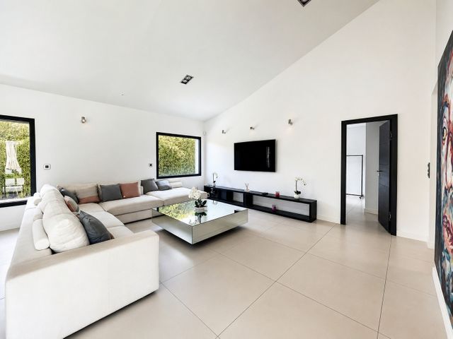 Maison &agrave; louer - 5 pi&egrave;ces - 170 m2 - Mougins - 06 - PROVENCE-ALPES-COTE-D-AZUR