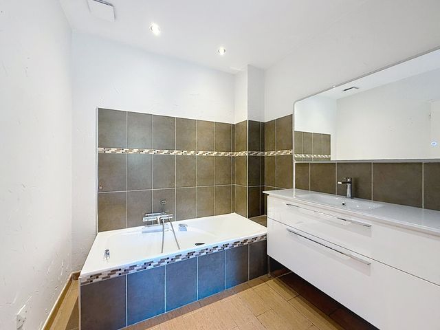Maison &agrave; louer - 4 pi&egrave;ces - 117,04 m2 - La Roquette Sur Siagne - 06 - PROVENCE-ALPES-COTE-D-AZUR