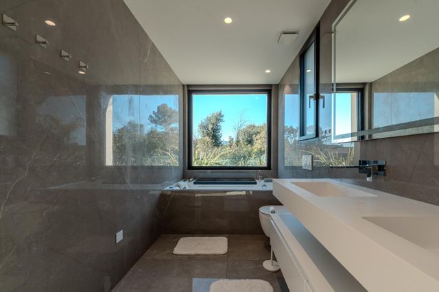 Maison &agrave; louer - 7 pi&egrave;ces - 275,90 m2 - Roquefort Les Pins - 06 - PROVENCE-ALPES-COTE-D-AZUR