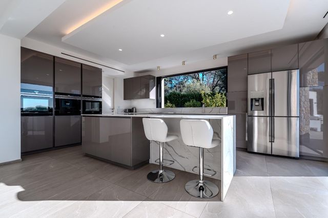 Maison &agrave; louer - 7 pi&egrave;ces - 275,90 m2 - Roquefort Les Pins - 06 - PROVENCE-ALPES-COTE-D-AZUR