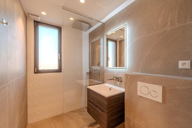 Maison &agrave; louer - 7 pi&egrave;ces - 275,90 m2 - Roquefort Les Pins - 06 - PROVENCE-ALPES-COTE-D-AZUR