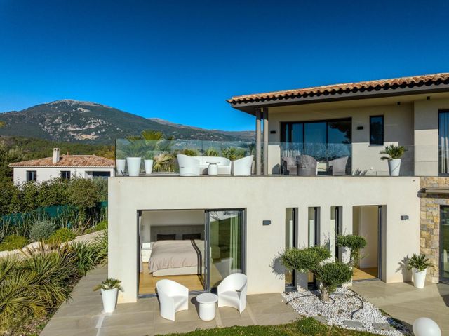Maison &agrave; louer - 7 pi&egrave;ces - 275,90 m2 - Roquefort Les Pins - 06 - PROVENCE-ALPES-COTE-D-AZUR