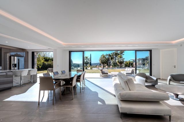 Maison &agrave; louer - 7 pi&egrave;ces - 275,90 m2 - Roquefort Les Pins - 06 - PROVENCE-ALPES-COTE-D-AZUR