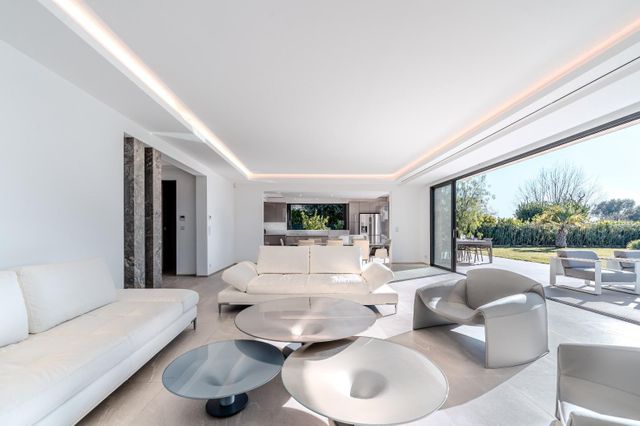 Maison &agrave; louer - 7 pi&egrave;ces - 275,90 m2 - Roquefort Les Pins - 06 - PROVENCE-ALPES-COTE-D-AZUR