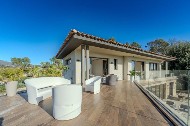 Maison &agrave; louer - 7 pi&egrave;ces - 275,90 m2 - Roquefort Les Pins - 06 - PROVENCE-ALPES-COTE-D-AZUR