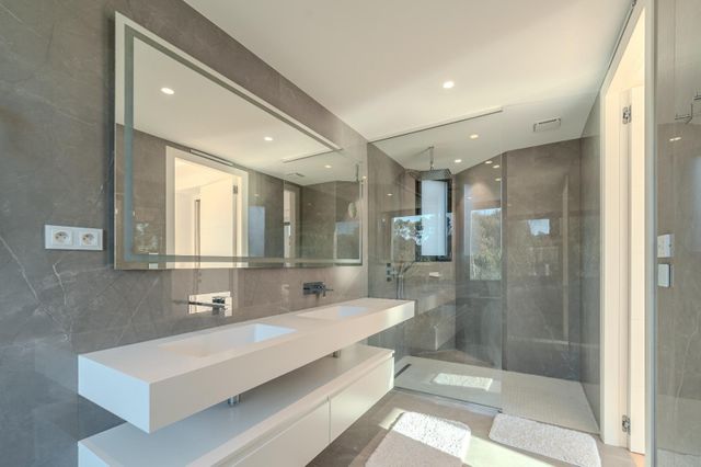Maison &agrave; louer - 7 pi&egrave;ces - 275,90 m2 - Roquefort Les Pins - 06 - PROVENCE-ALPES-COTE-D-AZUR