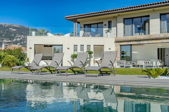 Maison &agrave; louer - 7 pi&egrave;ces - 275,90 m2 - Roquefort Les Pins - 06 - PROVENCE-ALPES-COTE-D-AZUR