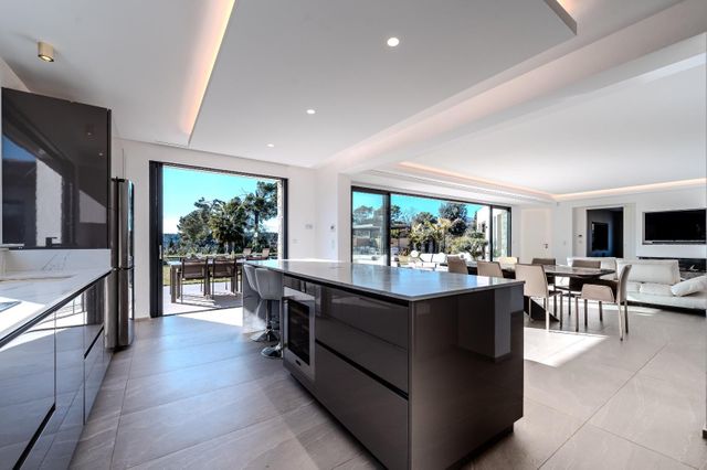 Maison &agrave; louer - 7 pi&egrave;ces - 275,90 m2 - Roquefort Les Pins - 06 - PROVENCE-ALPES-COTE-D-AZUR