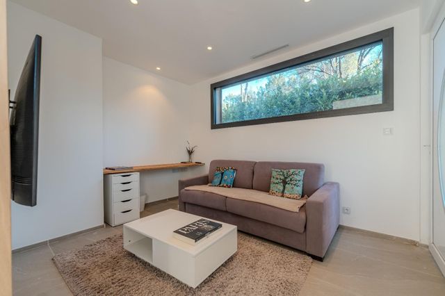 Maison &agrave; louer - 7 pi&egrave;ces - 275,90 m2 - Roquefort Les Pins - 06 - PROVENCE-ALPES-COTE-D-AZUR