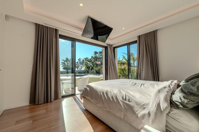 Maison &agrave; louer - 7 pi&egrave;ces - 275,90 m2 - Roquefort Les Pins - 06 - PROVENCE-ALPES-COTE-D-AZUR