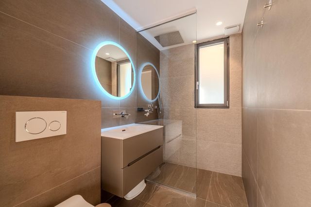Maison &agrave; louer - 7 pi&egrave;ces - 275,90 m2 - Roquefort Les Pins - 06 - PROVENCE-ALPES-COTE-D-AZUR