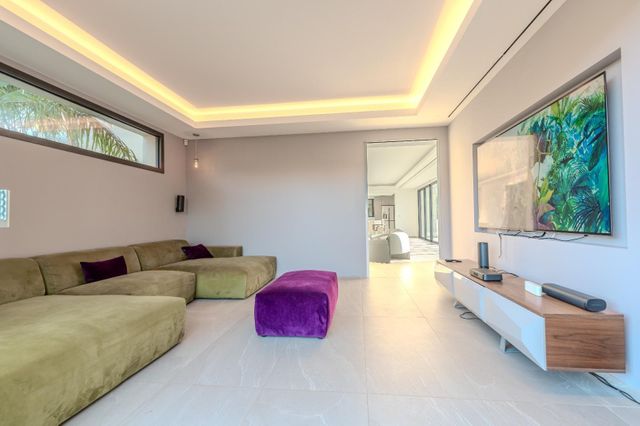 Maison &agrave; louer - 7 pi&egrave;ces - 275,90 m2 - Roquefort Les Pins - 06 - PROVENCE-ALPES-COTE-D-AZUR